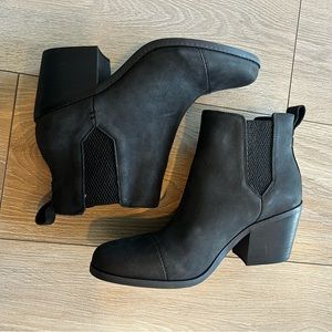 Toms Everly Black Nubuck Heeled Boot Size 8.5
